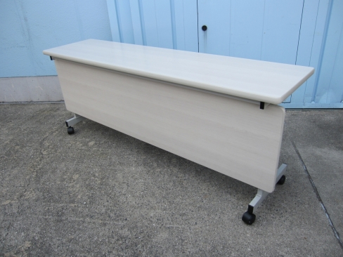 スタックテーブル　1800ｘ450ｘ700　薄い木目　幕板付き