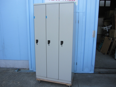 特価！　3人用ロッカー　鍵あり　ニューグレー　プラス製　※ラッチ壊れ　900ｘ500ｘ1800