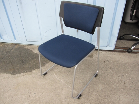 会議用チェア　破れ・ほつれ多め　ネイビー　イトーキ製エレックチェア　スタッキングチェア　KLC-620GBZ5T1B2