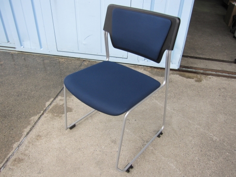 会議用チェア　ネイビー　イトーキ製エレックチェア　スタッキングチェア　KLC-620GBZ5T1B2