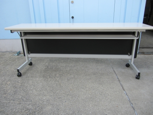 スタックテーブル　1800ｘ450ｘ700　薄い木目　幕板付き