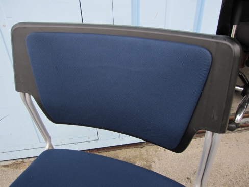 会議用チェア　破れ・ほつれ多め　ネイビー　イトーキ製エレックチェア　スタッキングチェア　KLC-620GBZ5T1B2