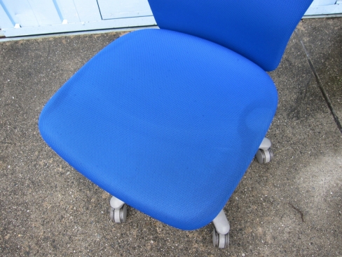 事務イス　ブルー　肘なし　オカムラ製カロッツアチェア　