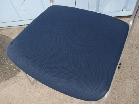 会議用チェア　破れ・ほつれ多め　ネイビー　イトーキ製エレックチェア　スタッキングチェア　KLC-620GBZ5T1B2