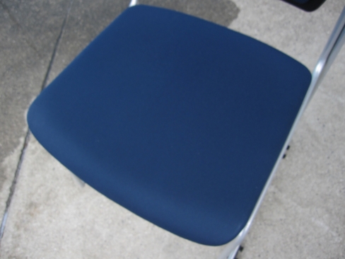 会議用チェア　ネイビー　イトーキ製エレックチェア　スタッキングチェア　KLC-620GBZ5T1B2