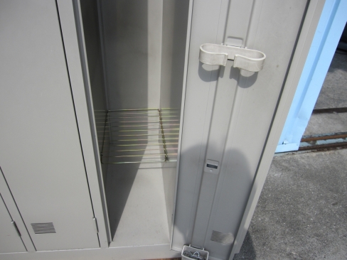 特価！　4人用ロッカー　鍵あり　ニューグレー　900ｘ515ｘ1790　塗装はげあり