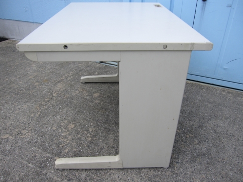 事務机　平デスク　1000ｘ700ｘ700　ニューグレー　配線カバー及び天板サイド部材1か所無し