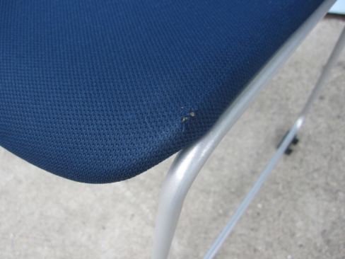 会議用チェア　破れ・ほつれ多め　ネイビー　イトーキ製エレックチェア　スタッキングチェア　KLC-620GBZ5T1B2