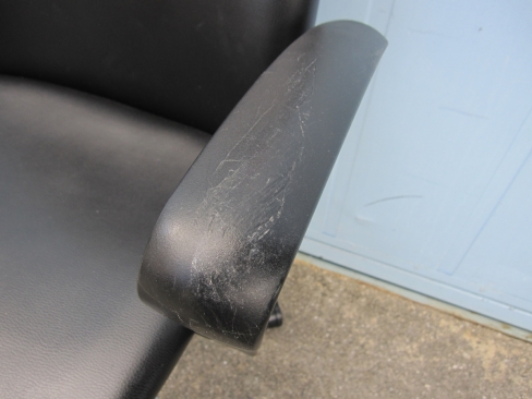 役員チェア　ヘッドレスト付き　ブラック　ビニールレザー