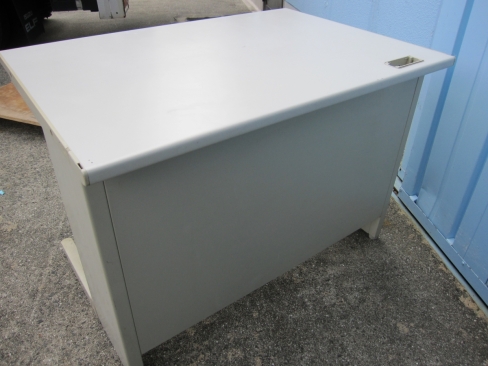 事務机　平デスク　1000ｘ700ｘ700　ニューグレー　配線カバー及び天板サイド部材1か所無し