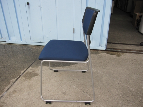 会議用チェア　ネイビー　イトーキ製エレックチェア　スタッキングチェア　KLC-620GBZ5T1B2