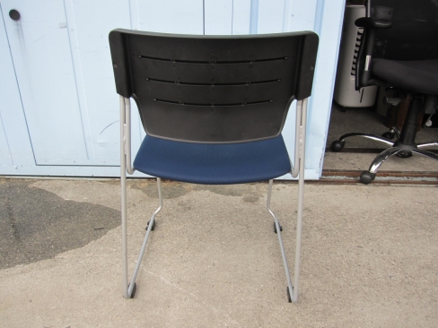 会議用チェア　破れ・ほつれ多め　ネイビー　イトーキ製エレックチェア　スタッキングチェア　KLC-620GBZ5T1B2