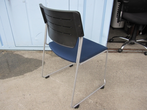 会議用チェア　破れ・ほつれ多め　ネイビー　イトーキ製エレックチェア　スタッキングチェア　KLC-620GBZ5T1B2