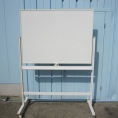 片面脚付ホワイトボード W1200 裏面へこみあり 支柱キャップ1個無し