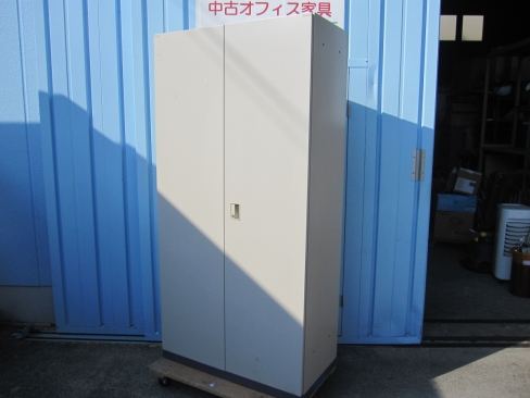 両開き特価！　書庫　鍵あり　ニューグレー　コクヨ製　取っ手ヒビあり　900ｘ450ｘ1800