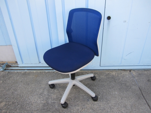 事務イス　ブルー　ウチダ製エニーザチェア　肘なし　メッシュ　ローバック