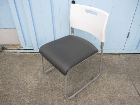 会議用チェア　グレー　スタッキングチェア　座面：ビニールレザー