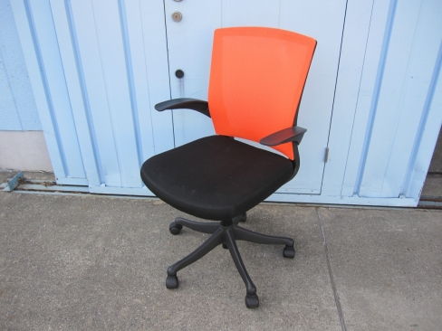 事務イス　オレンジ　肘あり　メッシュ