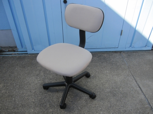 事務イス　ライトグレー　２０２４年製　オフィスチェア
