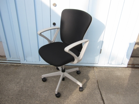 事務イス　肘あり　ブラック　イナバ製バルチェ