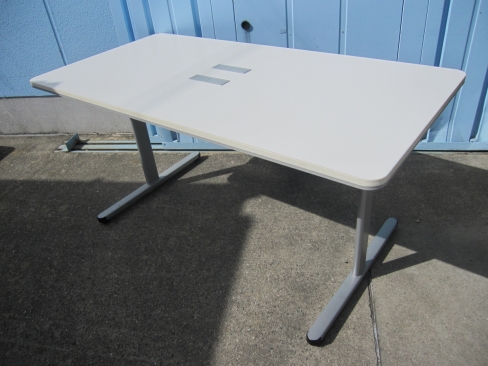 会議用テーブル　ホワイト　1500ｘ750ｘ720　配線ボックス付き　Ｔ字脚