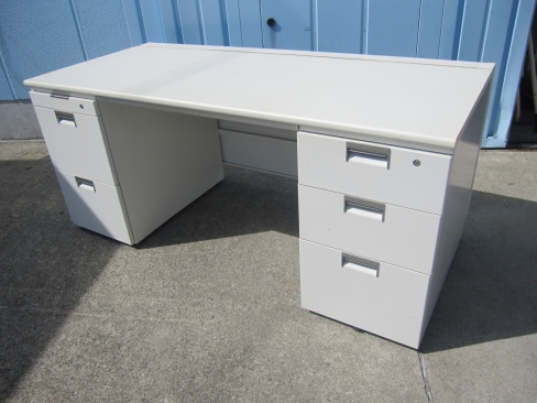 特価！　事務机　両袖デスク　鍵無し　ホワイト　1600ｘ715ｘ700　多少サビあり