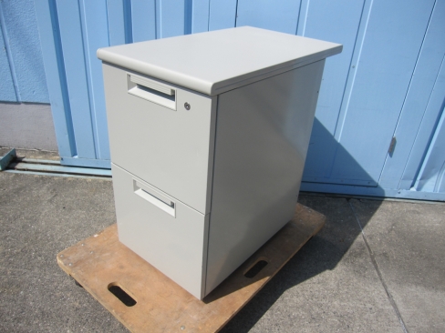 ２段脇机　鍵あり　ニューグレー　400ｘ700ｘ700　プラス製　扉へこみあり