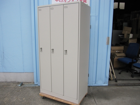 3人用ロッカー　鍵あり　ニューグレー　オカムラ製　900ｘ515ｘ1790