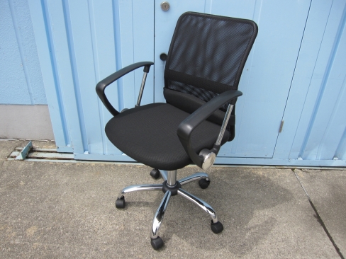 事務イス　メッシュチェア　ブラック　肘あり