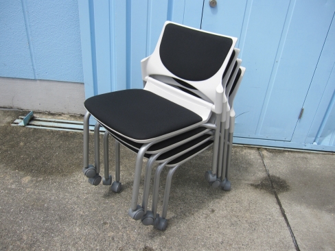 会議用チェア　4台セット　キャスター付き　スタッキングチェア　ブラック　イナバ製