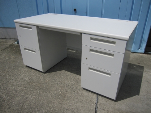 事務机　両袖デスク　ホワイト　鍵あり　イナバ製　1400ｘ700ｘ700