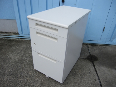 3段脇机　ホワイト　鍵あり　イナバ製　400ｘ700ｘ700