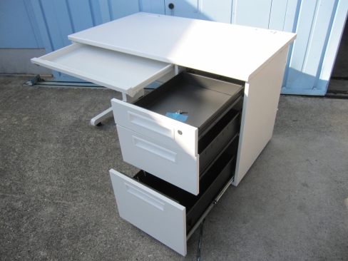 事務机　ホワイト　鍵あり　仕切り板・ペントレイ無し　1200ｘ700ｘ700