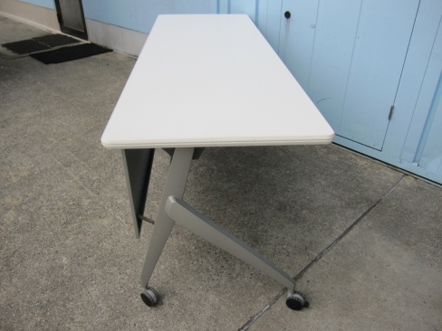 会議用テーブル　ホワイト　1800ｘ600ｘ700　スタックテーブル　幕板あり　ウチダ製