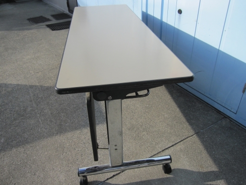 会議テーブル　1800ｘ600ｘ700　スタックテーブル　幕板あり　アイボリー