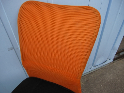 メッシュチェア　オレンジ　肘なし