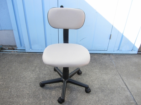 事務イス　ライトグレー　２０２４年製　オフィスチェア