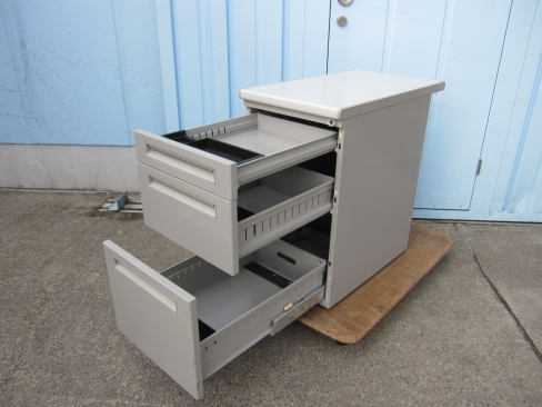 ３段脇机　ニューグレー　鍵あり　400ｘ700ｘ700　ウチダ製フィード