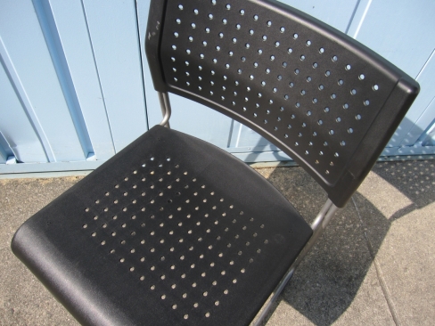 会議用チェア　ブラック　樹脂製　スタッキングチェア　アイリスチトセ製