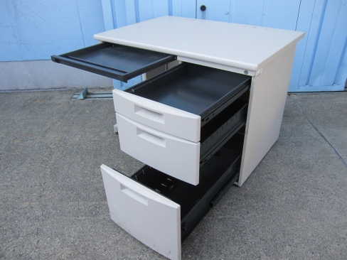 事務机　片袖デスク　鍵あり　オフホワイト　イトーキ製CZ　1000ｘ700ｘ700