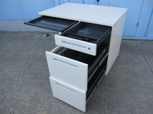 事務机　片袖デスク　ホワイト　鍵あり　1000ｘ700ｘ700　イトーキ製ＣＺＲ