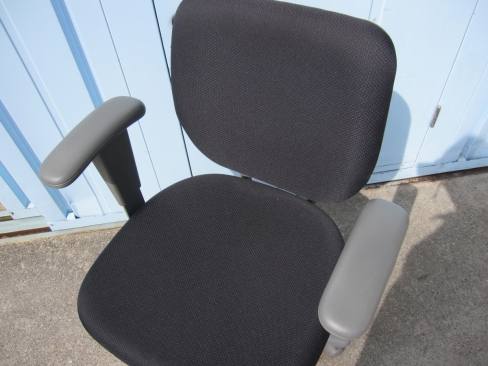 事務イス　ブラック　肘あり　オカムラ製ビラージュチェア
