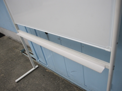 L字脚付きホワイトボード　W1200　へこみあり