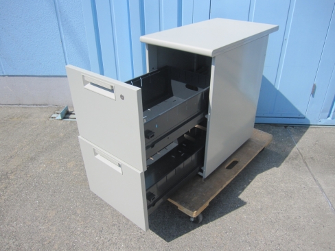 ２段脇机　鍵あり　ニューグレー　400ｘ700ｘ700　プラス製　扉へこみあり