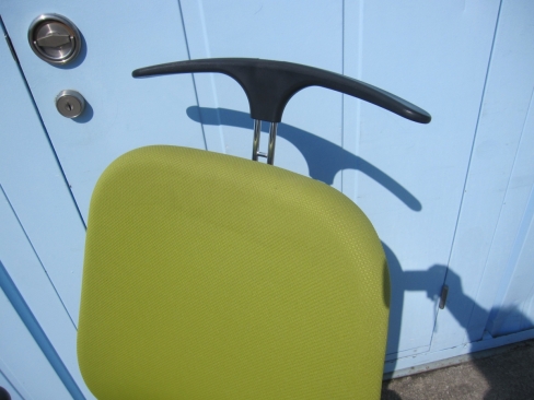 事務イス　肘あり　ライトグリーン　ウチダ製シエルト　ハンガー付き