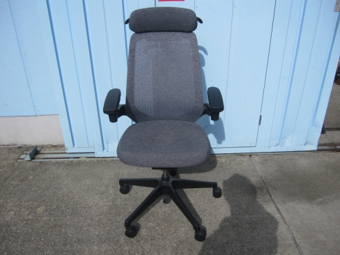 事務イス　肘あり　ヘッドレスト付き　グレー　イトーキ製ノート　KJ-177JE-T1T3