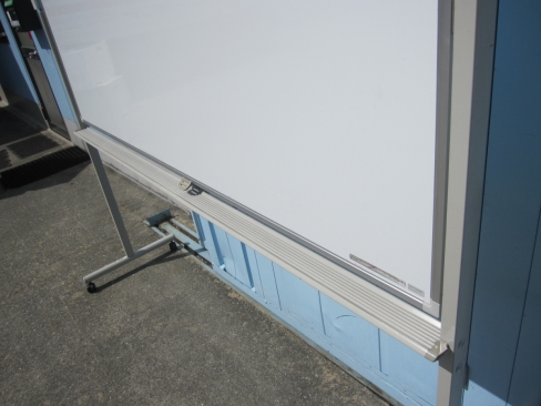 両面脚付ホワイトボード　W1800　脚上部のキャップ１カ所無し