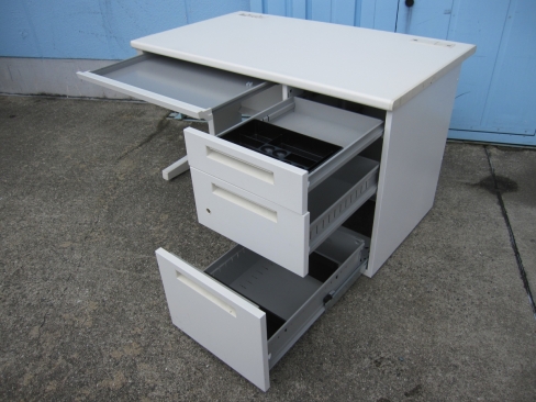 事務机　片袖デスク　ホワイト　鍵あり　1200ｘ700ｘ700