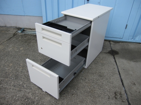 3段脇机　ホワイト　鍵あり　イナバ製　400ｘ700ｘ700