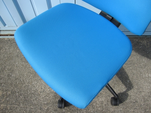 事務イス　肘なし　コクヨ製ウィザードチェア　ブルー　ハンガー付き